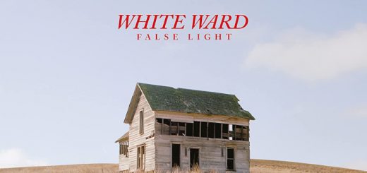 Auf dem Cover des Albums "False Light" von White Ward ist ein verlassenes, verfallenes Holzhaus zu sehen, dass auf einer Hügelkuppe steht.
