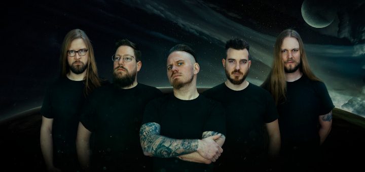 Gruppenfoto der Band Damnation Defaced. Im Hintergrund ist ein Weltallmotiv mit Planeten zu sehen.