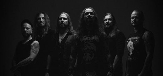 Die Band Amorphis als dunkle Silhuetten erkennbar