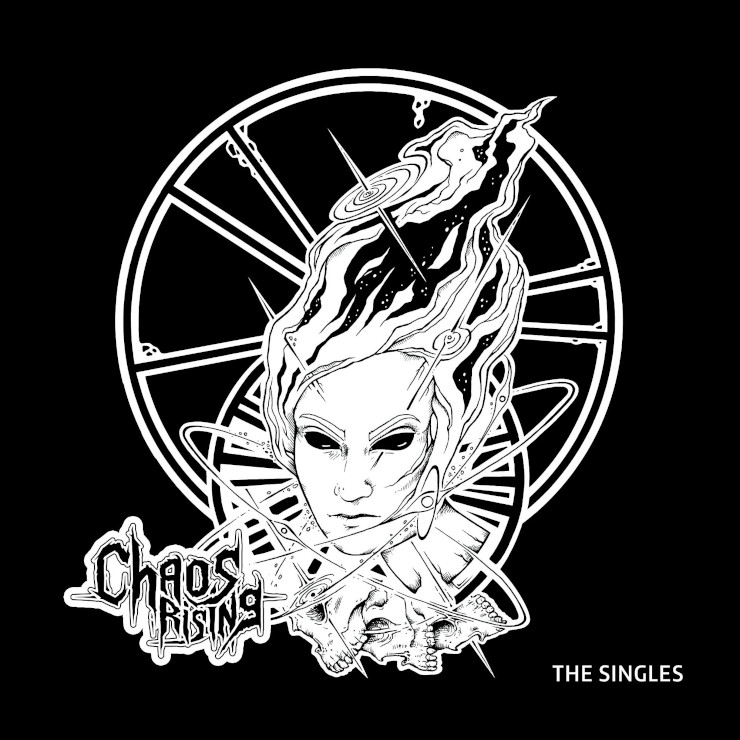 Albumcover von Chaos Rising: The Singles. Eine Schwarz-Weiß-Zeichung mit dem Schriftzug und einem medusenhaften Kopf.