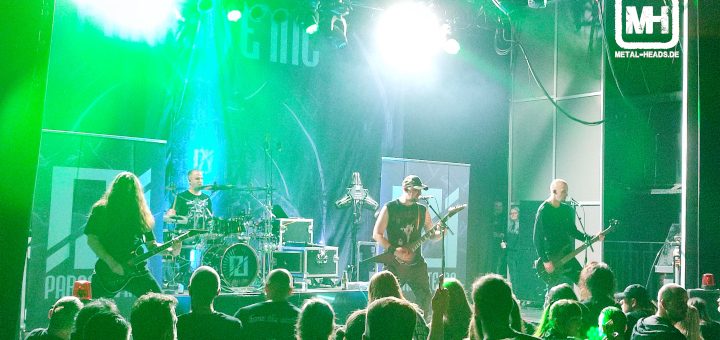 Parasite Inc. live auf dem Cypefest 2022: Die Band vor einigen Reihen Publikum.