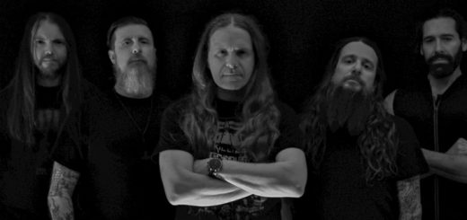 Schwarz-weiß-Fotografie der fünf Musiker von Epoch Of Unlight in einer Reihe mit ernsten Gesichtsausdrücken.