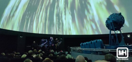 Blick ins Planetarium Bochum. Links die Band "Hallig", rechts der riesige kugelrunde Projektor.