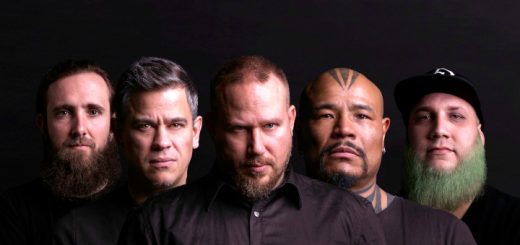 Die fünf Musiker stehen nebeneinander. Der Bildauschnitt zeigt die fünf Musiker im Portrait. Sie kucken grimmig.