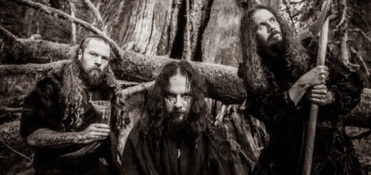 Die drei Musiker unterhalb eines Baumes im Wald.