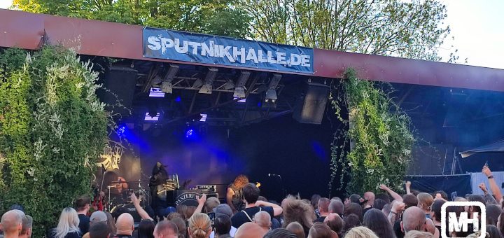 Jubelnde Menschenmenge vor der Bühne auf dem ZappenDuster Open Air 2022