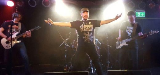 Die Solinger Band Black Sunshine auf der Bühne. Der Sänger hat die Arme ausgebreitet und steht frontal zum Publikum.