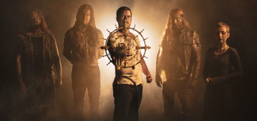 Die fünf Bandmitglieder stehen im Gegenlicht mit verschmierten Gesichtern. In der Mitte wird eine Krone mit Heiligenschein zum Betrachter gehalten.