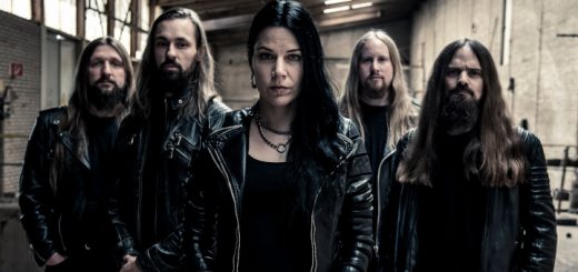 Die Band HIRAES steht nebeneinander in einer alten Industrieumgebung. Alle kucken ernst in die Kamera.