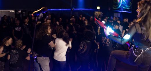 Laut&Hart Festival in Solingen: Foto vom tobenden Publikum