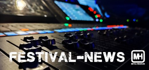 Ein Mischpult, Nahaufnahme einzelner Regler. Darüber der Schriftzug Festival-News und das Metal-Heads-Logo.