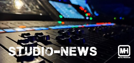 Ein Mischpult, Nahaufnahme einzelner Regler. Darüber der Schriftzug Studio-News und das Metal-Heads-Logo.
