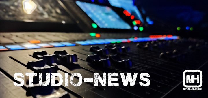 Ein Mischpult, Nahaufnahme einzelner Regler. Darüber der Schriftzug Studio-News und das Metal-Heads-Logo.