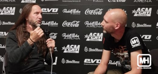 Interviewsituation mit Niclas Engelin von The Halo Effect links und Matt von Metal-Heads.de rechts