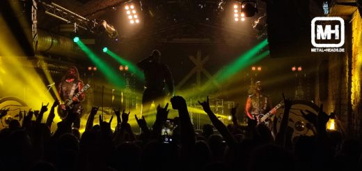 Varg auf der Bühne. Das Publikum streckt die Hände mit den Fingern als Teufelsgruß in die Luft.