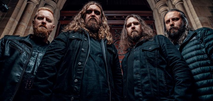 Black Lava: Bandfoto vor einem alten Kirchenportal