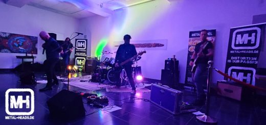 Blick auf die Bühne und die Band Black Sunshine.