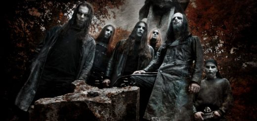 Die Band Dark Fortress mit Corpse Painting inmitten einer Ruine im Wald.