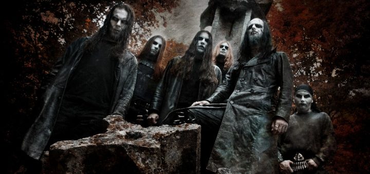 Die Band Dark Fortress mit Corpse Painting inmitten einer Ruine im Wald.