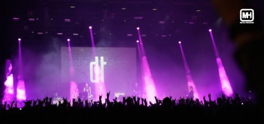 Dark Tranquillity live in Oberhausen 2022: Blick von hinten in der Halle über das Publikum auf die Bühne