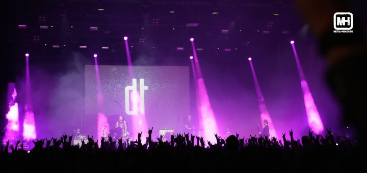 Dark Tranquillity live in Oberhausen 2022: Blick von hinten in der Halle über das Publikum auf die Bühne