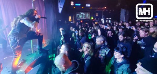 Wintermelodei Black Metal Festival 2022 in Münster: Blick auf das Publikum vor der Bühne.