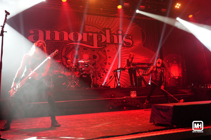 Amorphis live in Oberhausen 2022: Blick auf die Bühne mit blendenden Scheinwerfern