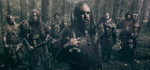 Bandfoto von Grimner: Die Musiker stehen als frühmittelalterliche Krieger in einem Wald.