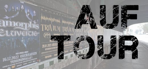 Blick in eine Unterführung. An den Wänden sind Tourplakate geklebt. Darüber der Titel "Auf Tour".