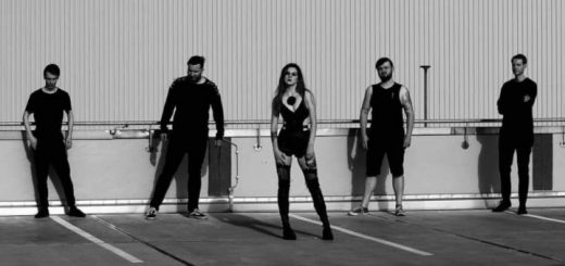 Bandfoto von "Pentastone" auf dem Deck eines Parkhauses.