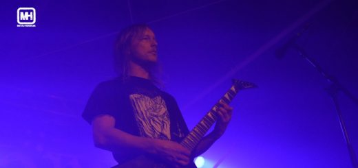 Afksy live in Dortmund 2023: Nahaufnahme des Gitarristen und Sängers in blauer Bühnenbeleuchtung.