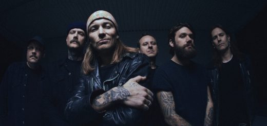 Die Band Kvelertak vor dunklem Hintergrund.