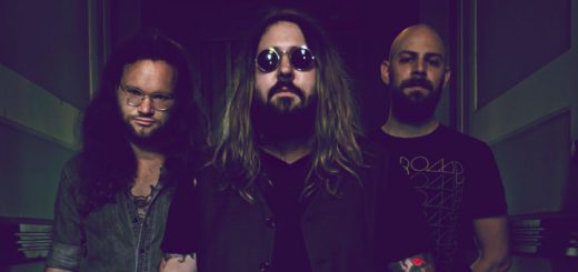 Purple Dawn stehen in einem dunklen Raum