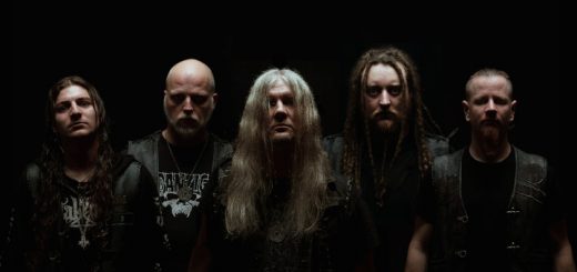 Bandfoto von Thron: Alle Bandmitglieder stehen nebeneinander vor schwarzem Hintergrund.