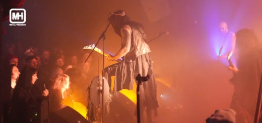 Wolves In The Throne Room live in Münster 2023: Blick von der Seite der Bühne auf Band und Publikum.