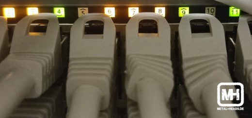 Nahaufnahme mit Blick auf vier Netzwerkkabel und verschiedenen, leuchtenden Anzeigen.