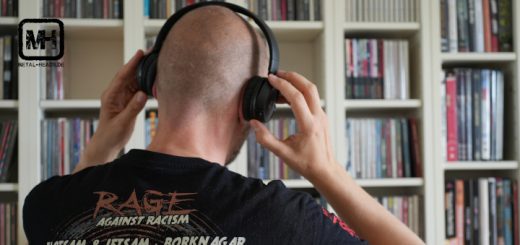 Playlists: Ein Mensch steht vor einen CD-Regal und hält mit beiden Händen einen Kopfhörer. Er trägt ein T-Shirt vom Rage Against Racism Festival.