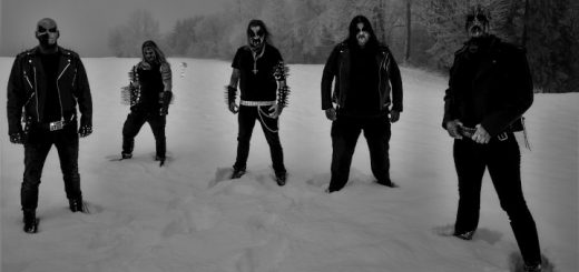 Die Band Nattverd steht mit Corpse Painting und Klamotten mit gewaltigen Nieten und Patronengürteln im verschneiten Wald.