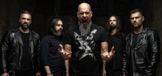 Bandfoto von On Thorns I Lay. Die Musiker stehen vor dunklem Hintergrund in schwarzer Kleidung. Die Person in Mitte gestikuliert mit schreiendem Gesichtsausdruck in die Kamera.