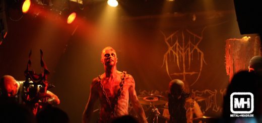 Skalfar live in Hamburg 2023: Der Sänger von Skalfar starrt ins Publikum. Er trägt weiße Kontaktlinsen.