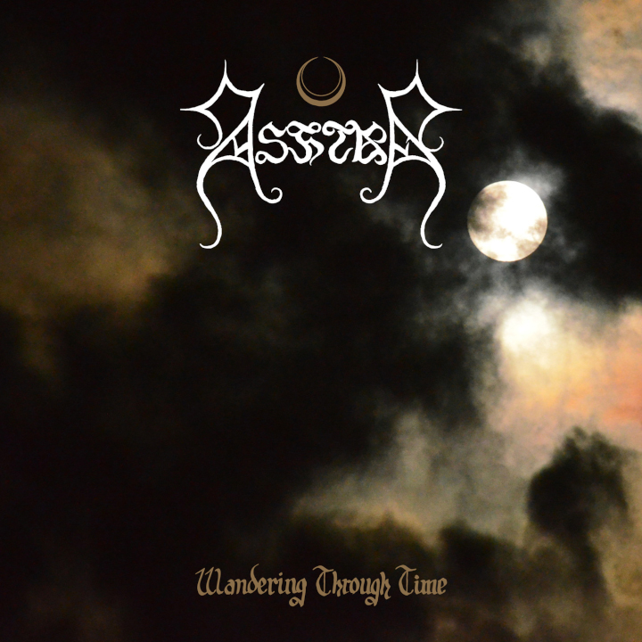 Das Albumcover von "Wandering Trough Time" von Ashtar ist ein Foto von einem bewölten Himmel bei Vollmond.