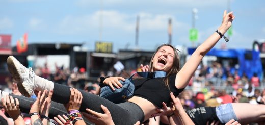 Freude beim Crowdsurfing bei Bury Tomorrow
