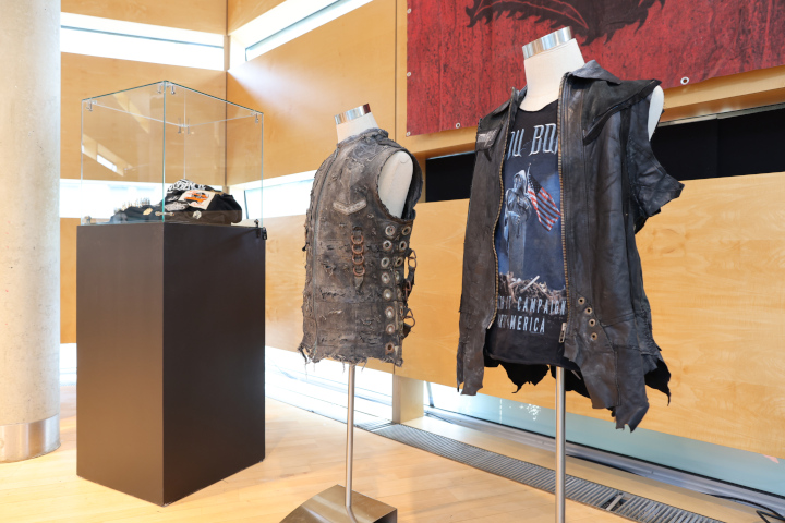 Ausstellung "Der Harte Norden": Lederne Heavy-Metal-Kutten. Unter der rechten Lederweste ist ein Dimmu-Borgir-Shirt erkennbar.
