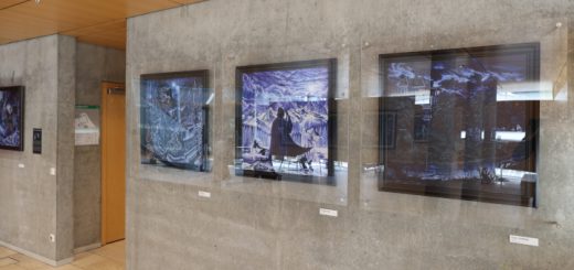 Blick in die Ausstellung "Der Harte Norden" mit drei hinter Glas geschützten Gemälden, die Plattencover zieren.