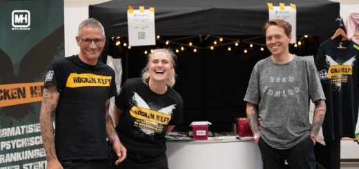 Mehrere Crew-Mitglieder vor ihrem Infostand von Rocken Hilft.