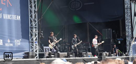 Blick aus der Entfernung auf eine Bühne des Vainstream Rockfests 2023.