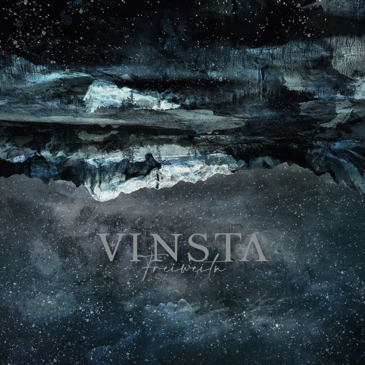 Das Albumcover von "Freiweitn" von Vinsta zeigt eine winterliche, nächtliche Naturlandschaft, die sich im Wasser spiegelt. Die Spiegelachse teilt das Album im oberen Drittel.