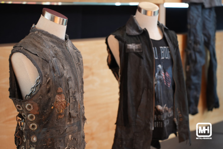 Zwei Metalkutten, unter der rechten schimmert ein Shirt von Dimmu Borgir durch.