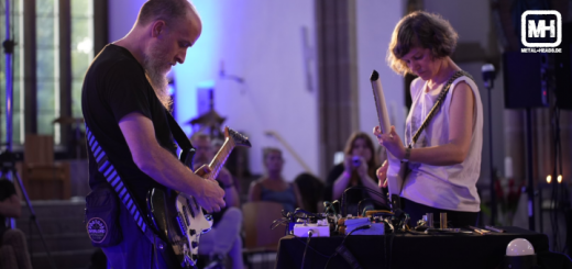 NADJA live in Duisburg 2023: Die beiden Musizierenden sind vertieft in ihr Spiel. Auf dem Tisch zwischen den beiden befinden sich jede Menge Effektgeräte und Pedale.