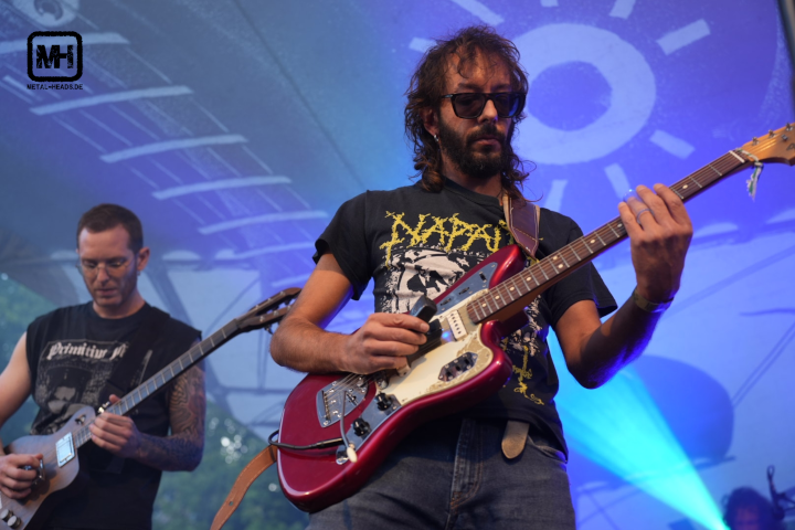 Neptunian Maximalism live auf dem Platzhirsch Festival 2023: Zwei Musiker konzentrieren sich auf ihr Gitarrenspiel.